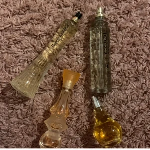 Fyra olika damparfymer - Samling med fyra parfymer, inklusive Happy Goddess och Cool. Perfekt för dig som vill testa olika dofter och hitta din favorit. Flaskorna är i olika former och storlekar, passar bra i väskan eller på hyllan.