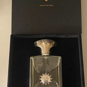Amouage Reflection parfym (kvittot finns självklart också) - Lyxig parfym från Amouage 100ml. Perfekt för dig som vill sticka ut och ge ett exklusivt intryck. Jag har ändast använt ett fåtal(4-8) sprejs. Toppnoter är rosmarin, rosa peppar och petitgrain; hjärtnoter är jasmin, neroli, irisrot och ylang-ylang; basnoter är sandelträ, cederträ, vetiver och patchouli. Vid fler frågar va inte rädd att skicka ett meddelande. Sist men inte minst finns kvittot också såklart med!!