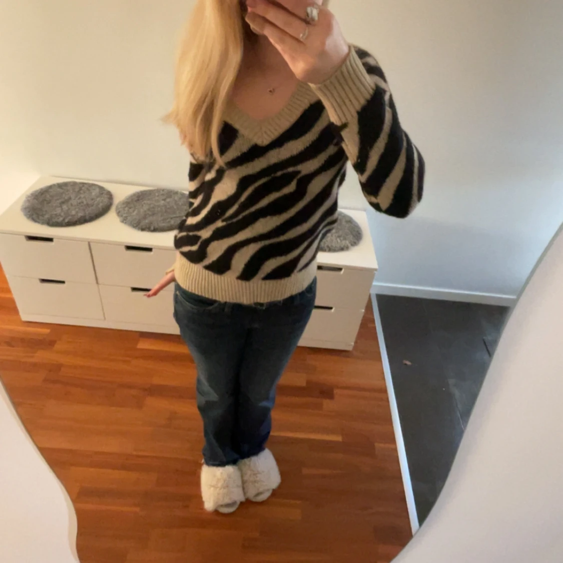 Beige och svart zebramönstrad stickad tröja