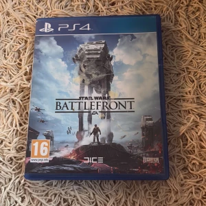 Star Wars Battlefront PS4 - Star Wars Battlefront till PS4, komplett med fodral och manual. Spelet erbjuder episka strider med ikoniska Star Wars-karaktärer och fordon. Omslaget och baksidan är i fint skick, inga synliga skador eller slitage. Perfekt för fans av action och multiplayer.