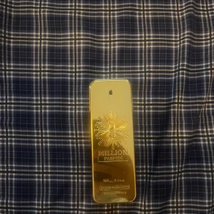 One million parfum ml 100 ny - Snygg och ikonisk parfymflaska från Paco Rabanne, 1 Million Parfum. Volymen är 100 ml (3.4 fl. oz). Perfekt för dig som vill sticka ut med en lyxig touch i din samling. Helt ny.