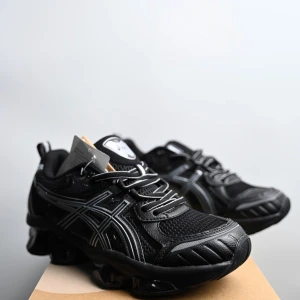 Svarta Asics sneakers med silvriga detaljer - Snygga svarta Asics sneakers med silvriga detaljer och logga på sidan. Skorna har en chunky platt sula med cool design, mesh och syntetmaterial i ovandelen samt snörning. Perfekt för dig som gillar sportig och modern stil.