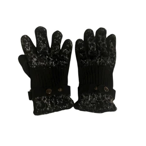 Svarta vinterhandskar med knappar - Svarta vinterhandskar med stickad ovansida och glansiga detaljer. Handskarna har ribbade muddar och dekorativa knappar vid handleden. Perfekta för kalla dagar och har en snygg, modern look.