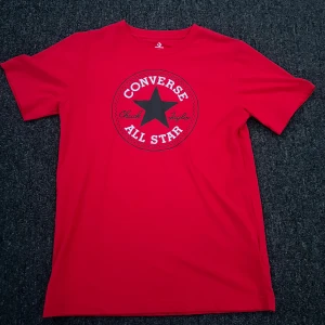 Converse T shirt Röd - Plagg:Converse T shirt Storlek:163-175 Barnstorlek Nypris:599 Mitt pris:149 Skick:10/10 Aldrig använd  Märke/Brand:Converse Färg:Röd Material:Bomull Övrigt:Aldrig Använd  Fraktar Inom 24 h📦 Skriv Vid Minsta Lilla Intresse😃 