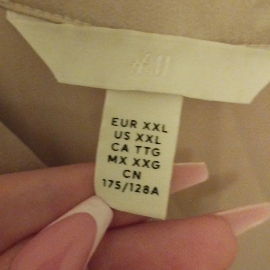 Beige sidenblus med v-ringning H&M - 2