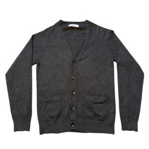 Stickad Kofta - Säljer nu denna kofta då den råkade krympa i tvätten så den tyvärr inte passar längre. Från början är den Unisex har jag för mig men passar nog bättre på en en tjej nu. Tillverkad i 80% bomull 20% ull vilket är bra nu inför vintern. Bröstvidd: 46cm, Armlängd fr armhålan: 51cm och Längd fr axeln: 58cm. Tveka inte att höra av dig ifall du undrar något🙌