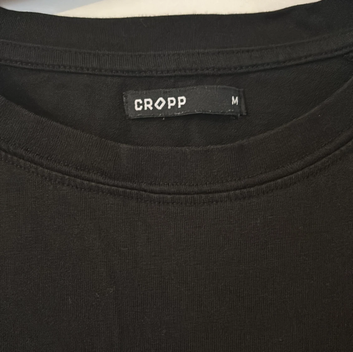 Svart t-shirt med strass och vingar Cropp - 1