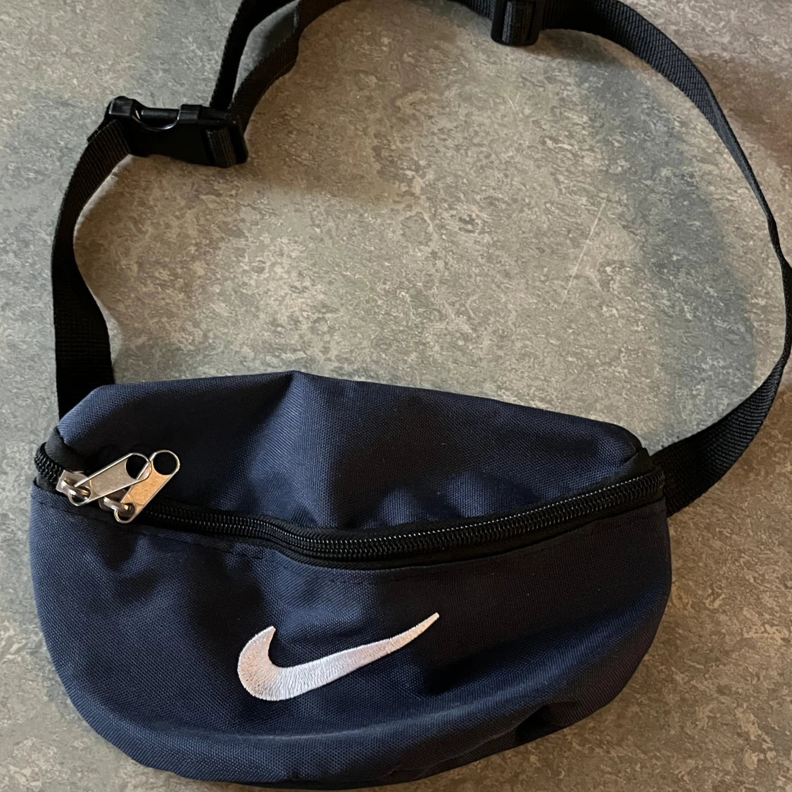 Mörkblå magväska från Nike