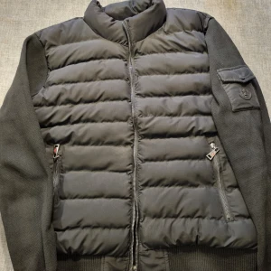 Moncler cardigan  - Säljer en ny Moncler Cardigan,i storlek XL men den passar som en L👌,den är endast testad. Jag säljer den på grund av att jag behöver pengar det är en väldigt fin cardigan och inga märken eller något🔥                                                       Skriv vid intresse eller om du undrar över något 🙂