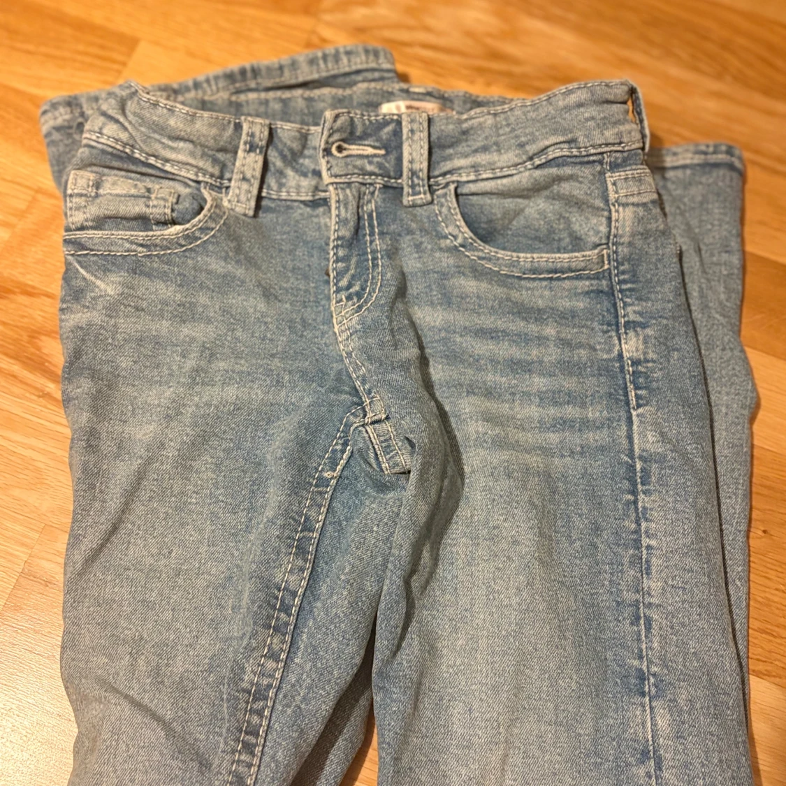 Bootcut ljusblå jeans med broderad ficka