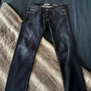 Replay Grover straight fit jeans blå - Snygga mörkblå Replay Grover jeans med straight fit. Jeansen har, knappgylf och tydlig Replay-logga på bakfickan. Perfekt passform och stilren look. Nypris 1200