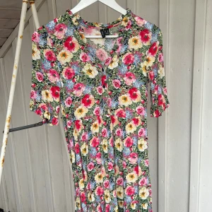 Blommig långklänning från Vero Moda - Jättesöt blommig långklänning från Vero Moda!!