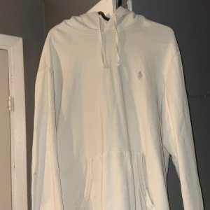 Polo Ralph Lauren tröja - Säljer denna feta Ralph lauren tröjan till ett bra pris, köpt för 2300 på raffes hemsida. Färgen är beige/vit.