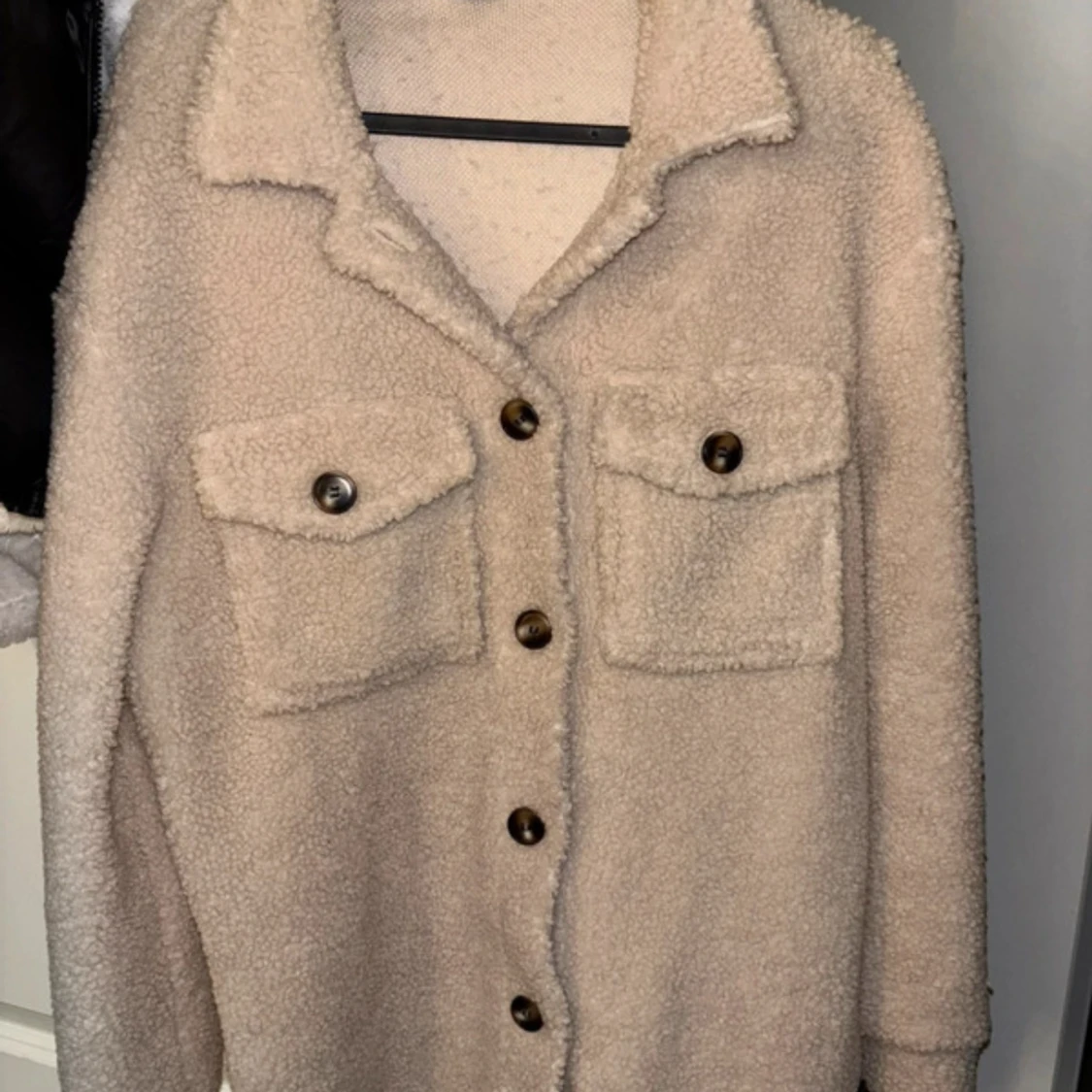 Beige teddyjacka med knappar