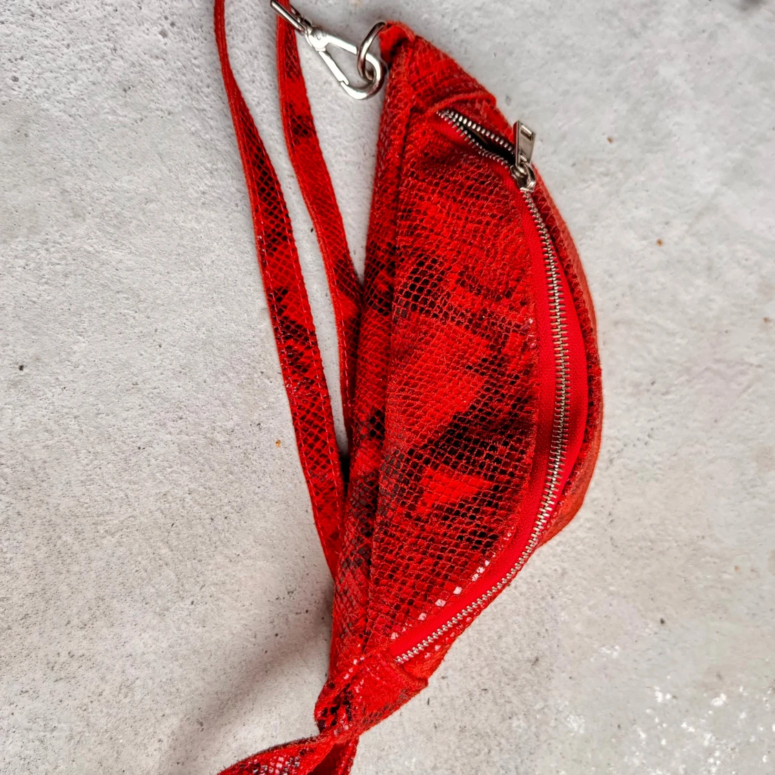 Röd magväska i skinn från Vimoda - 4