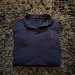 Polo Ralph Lauren Piké Marinblå - Polo Ralph Lauren Piké  | Marinblå | STILIG | Skick: 9,8/10 | Storlek: M | Pris: 349 SEK | Frakt: Postnord + Instabox + Bring | Skriv vid minsta fråga eller funderingar 📩 PRISET ÄR INTE FAST