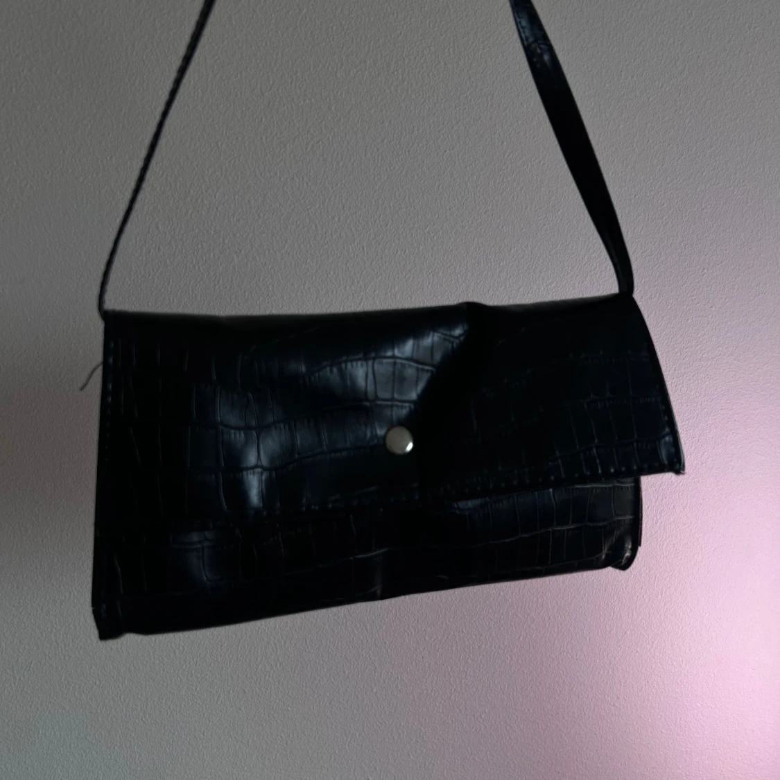 Svart axelväska i krokopräglat skinn - 1