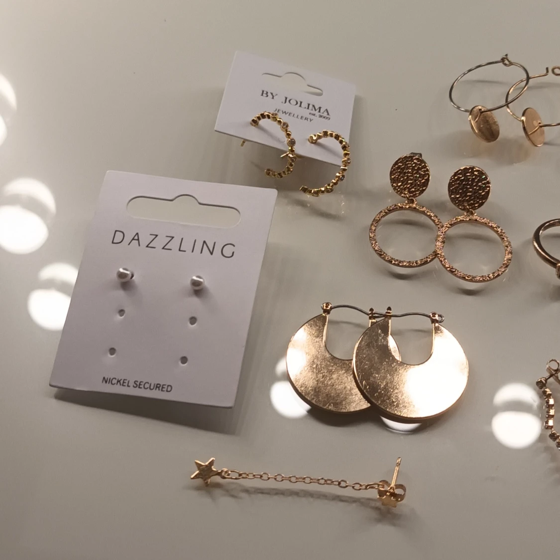 Mix av guldiga smycken och örhängen - 3