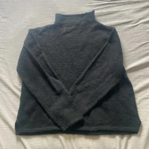 Ull/Mohair - Mysig svart polotröja med lång ärm och hög krage. Tröjan är stickad i en mjuk ullmix/Mohair och har en klassisk, rak passform som är perfekt för kyliga dagar. Enkel och stilren design som funkar till allt. strl L men passar fint på xs/s se sista bilden😁