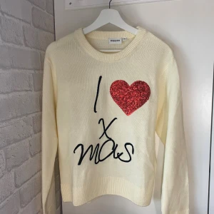 Jultröja  - Skön och härlig jultröja, fint skick. Perfekt nu till julen