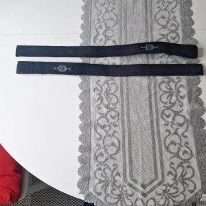 Svart Straps Better Bodies - Säljer svarta Straps från Better Bodies. Strapsen är raka och smala med en enkel design, tillverkade i slitstark syntet. Perfekt för dig som vill ha straps till gymmet eller sportaktiviteter.