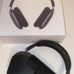 AirPods Max - Snygga Apple AirPods Max i svart färg, komplett med originalkartong. Hörlurarna är i mycket gott skick utan synligt slitage. Aktiv brusreducering, hög ljudkvalitet och bekväm passform. Perfekt för musik, film och samtal. Levereras med skyddsfodral.(som kommer med laddare.)