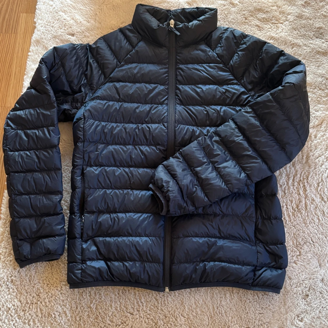 Svart pufferjacka med dragkedja