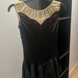 Tävlings klänning  - En fin tävlings klänning för konståkning den är i bra skick och väldigt bekväm skriv för fler frågor 