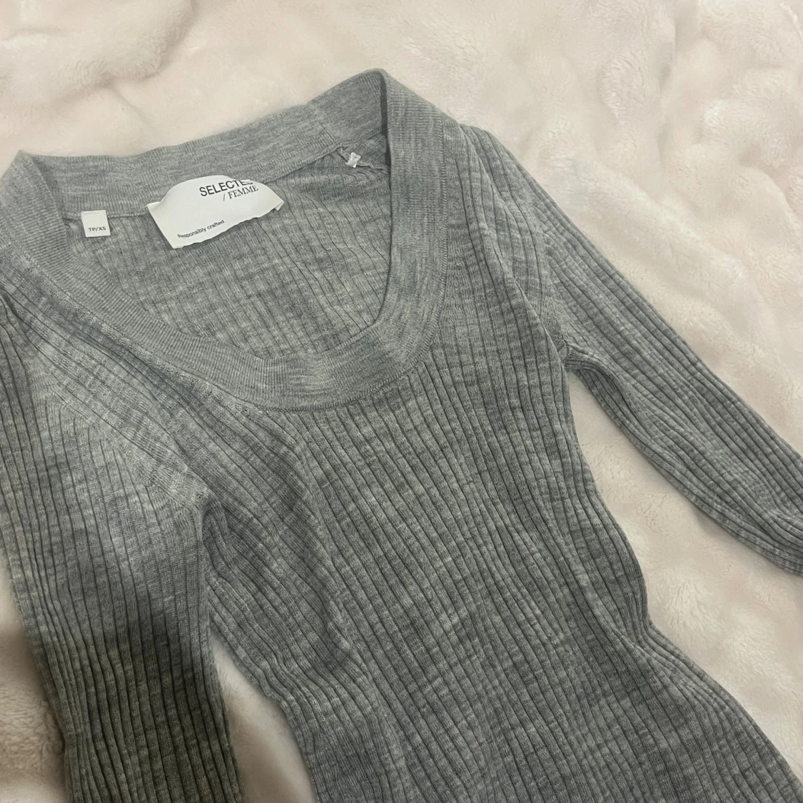Grå ribbad klänning SELECTED FEMME