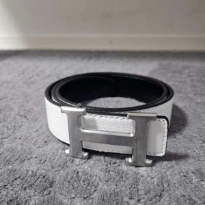 Vitt H-bälte - Säljer ett H-bälte till högsta kvalite. Stilig, klass och riktigt fräsch bälte. Vid frågor är det bara o höra av sig👍👌