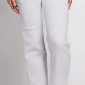 Grå mjukisbyxor från Russemerch  i XS - Snygga ljusgrå mjukisbyxor från Russemerch i storlek XS. Kan tänka mig också med byte om någon har xs tall då dessa är för korta för mig, knappt använda, inget djur i hemmet. Ordinarie pris 500 säljs för 370 pris kan diskuteras vid snabbt köp.