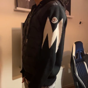 Moncler Cardigan  - Skicket är 9,5/10 inga skador. Använd fåtal gånger. Storlek L men passar M. Modellen är 179 och väger ungefär 68 kg. Pris kan diskuteras vid snabb affär.