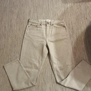 Samsøe Samsøe Jeans - Säljer ett par snygga Samsøe Samsøe Jeans i storlek 29/32. Riktigt snygg färg (créme/ljus beige) nypris = 1800kr 