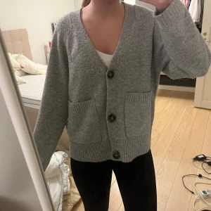 Grå kofta från vero Moda - Super fin grå kofta från vero Moda i storlek xs men skulle säga att den passar som s också. Använd fåtal gånger och köpt för 450kr men säljer för 319kr, den är som ny🥰