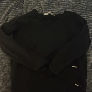 Svart kaschmirtröja från InWear - Svart  kaschmirtröjatröja från InWear med v-ringad hals och långa ärmar. Tröjan har en och enkel , 