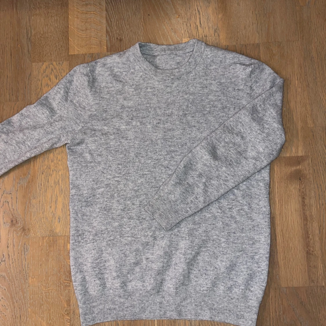 Grå stickad tröja  - 1