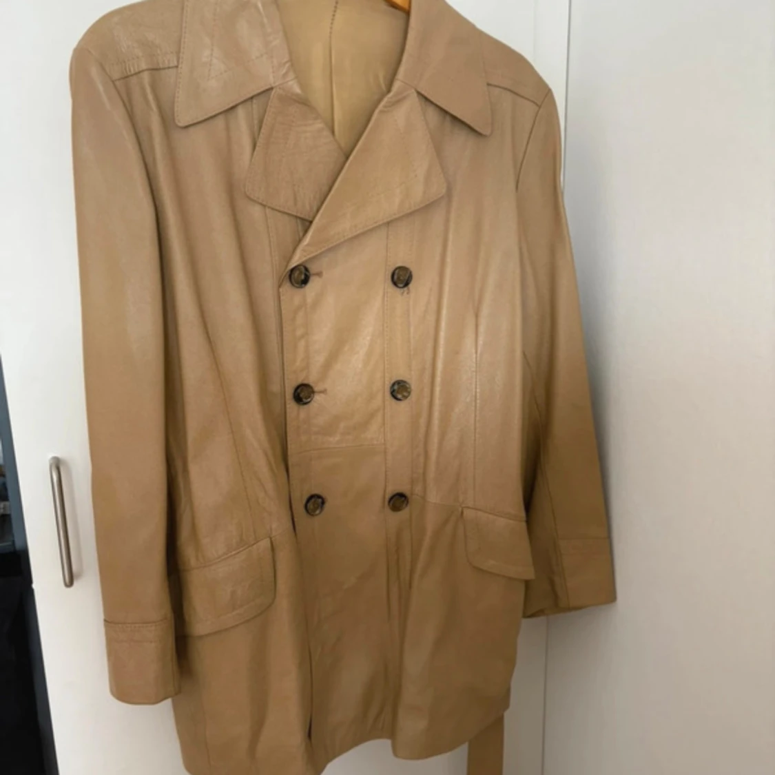Beige skinn trenchcoat med bälte - 1