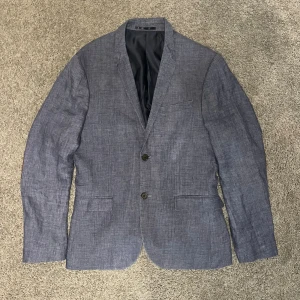 Ljus Blå Kavaj i Linne - Tja säljer nu en ljusblå Linne Kavaj för endast 699kr! Pris är ej hugget i sten, hör av er i dm vid funderingar 🙌