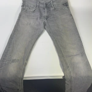 gråa jeans Replay Denim Manufactures - Snygga grå jeans från Replay. Jeansen har en rak passform och är tillverkade i mjukt denim-material. Märkespatch baktill och är perfekt för dig som gillar stiliga byxor med komfort