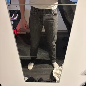 Svarta jeans  - Säljer dessa svarta jeans från Jack and Jones i loosefit. Jeansen är i bra skick. Storleken är 31/34. skriv gärna om du har fler frågor eller funderingar!