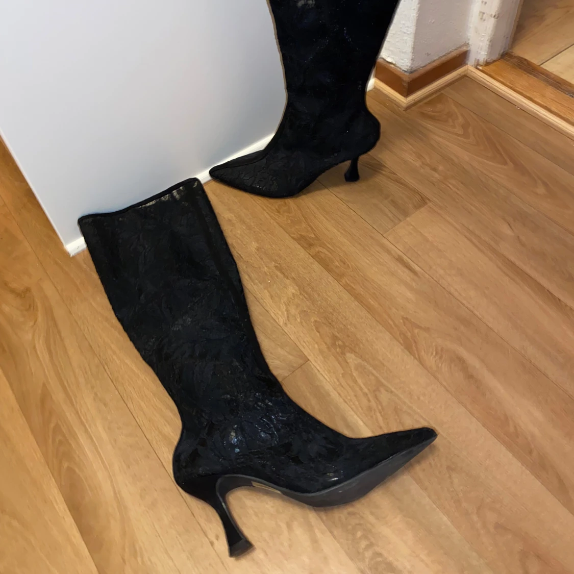Knähöga boots med klack - 1