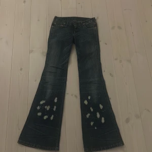 Unika jeans - Sjukt snygga lågmidjade bootcut jeans ifrån märket lois. De är unika och i super bra skick! Buda!!💕 de är lite extra långa på mig som är 172 så alltså långa i benen och är ca 36 i midjemått🥰 skriv för bild på!