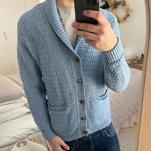 Stickad cardigan ljusblå  - Sällsynt färg, otroligt fet och unik 