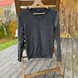 Ralph lauren merino ull tröja - En jättefin v neck tröja från ralph lauren i 100% merinoull. Jätteskön och perfekt för vintern eller layering. Storlek S, passar folk mellan 165-173. Kom med bud 🙌