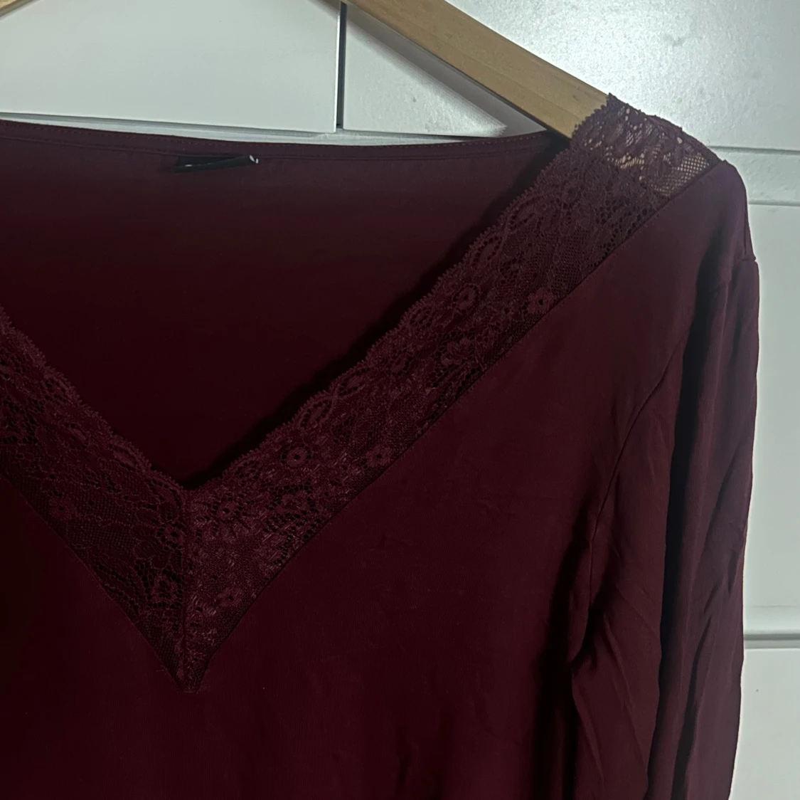 Vinröd långärmad topp med spets - 1