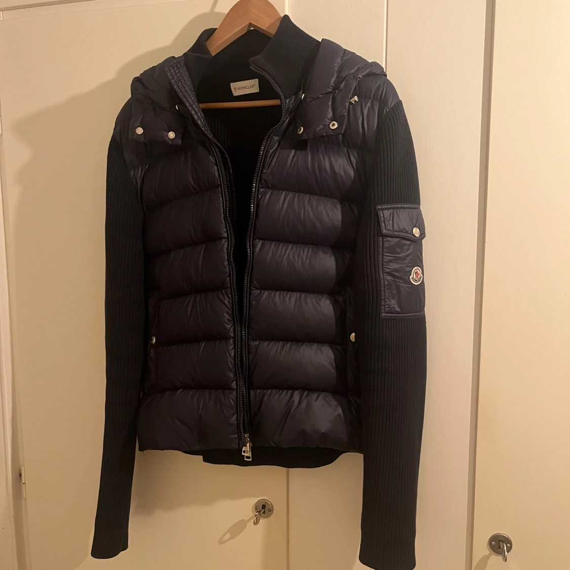 Mörkblå pufferjacka från Moncler