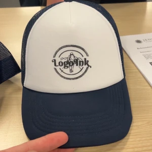 LogoInk Keps - Vårt andra dropp av kepsar är äntligen här, kepsen är oanvänd och en perfekt julklapp till julen. Om du vill veta mer är det bara att skicka ett meddelande!😇25st I lager!!