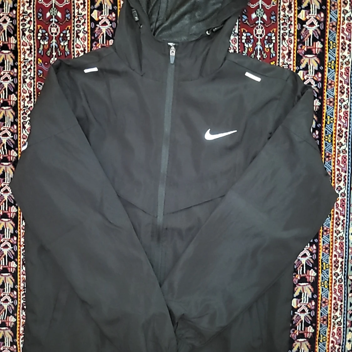 Svart Nike vindjacka med huva