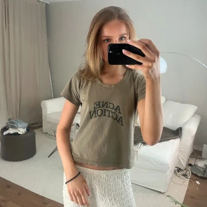 Grön Acne t-shirt croppad - Säljer en grön croppad t-shirt från Acne