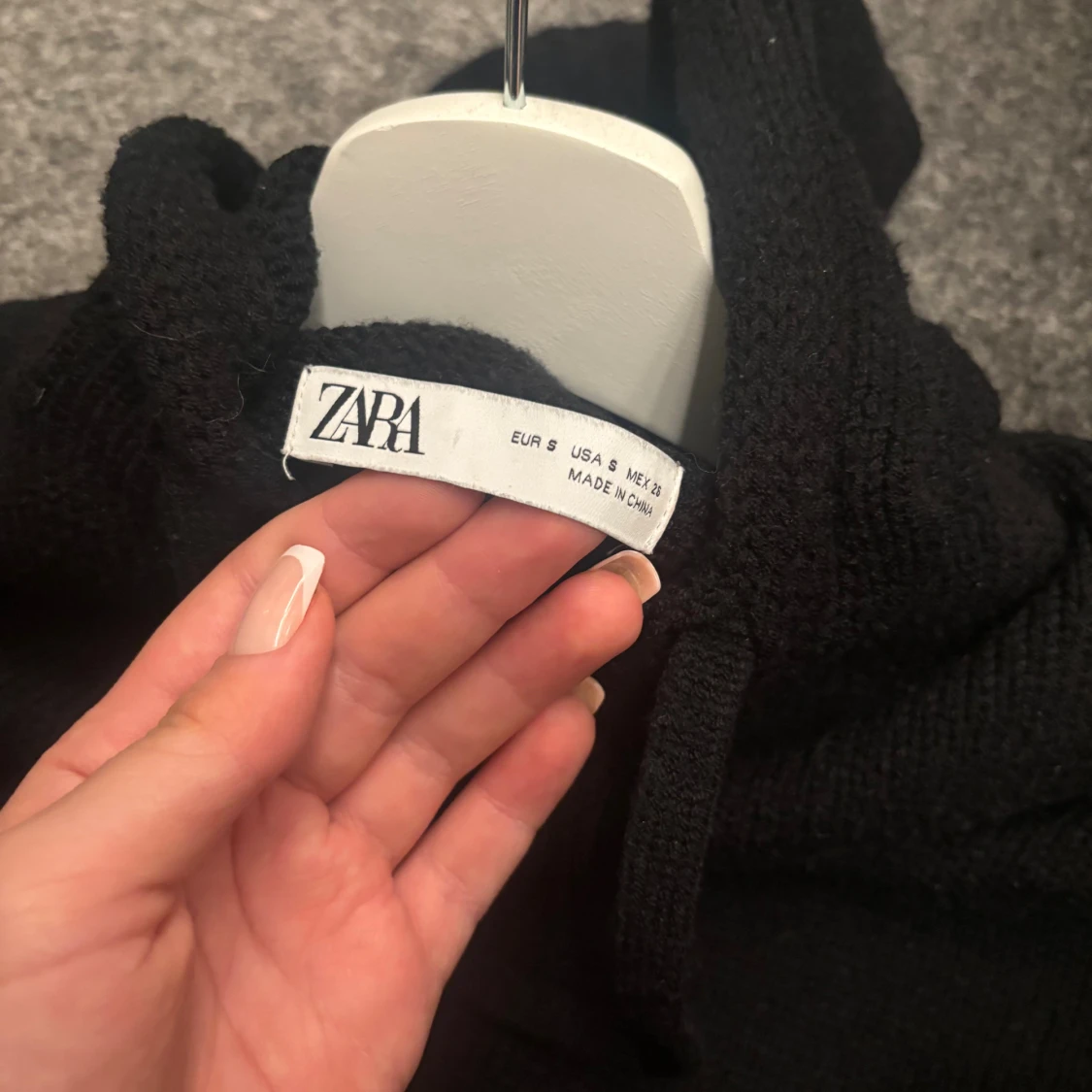 Svart stickad hoodie från Zara - 3